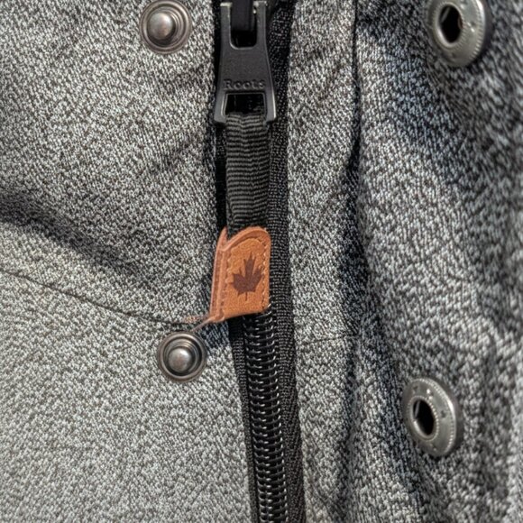 🔥 ROOTS Stylish Men's Down Hooded Jacket Size (S but fits M) – Grey Winter Coat - Picture 9 of 13